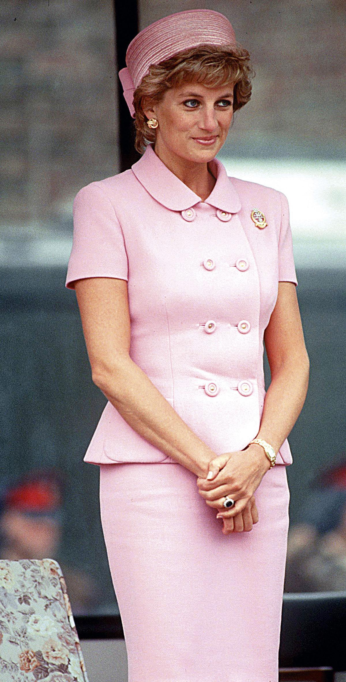 Prinses Diana in roze Versace-mantelpakje, 1995.