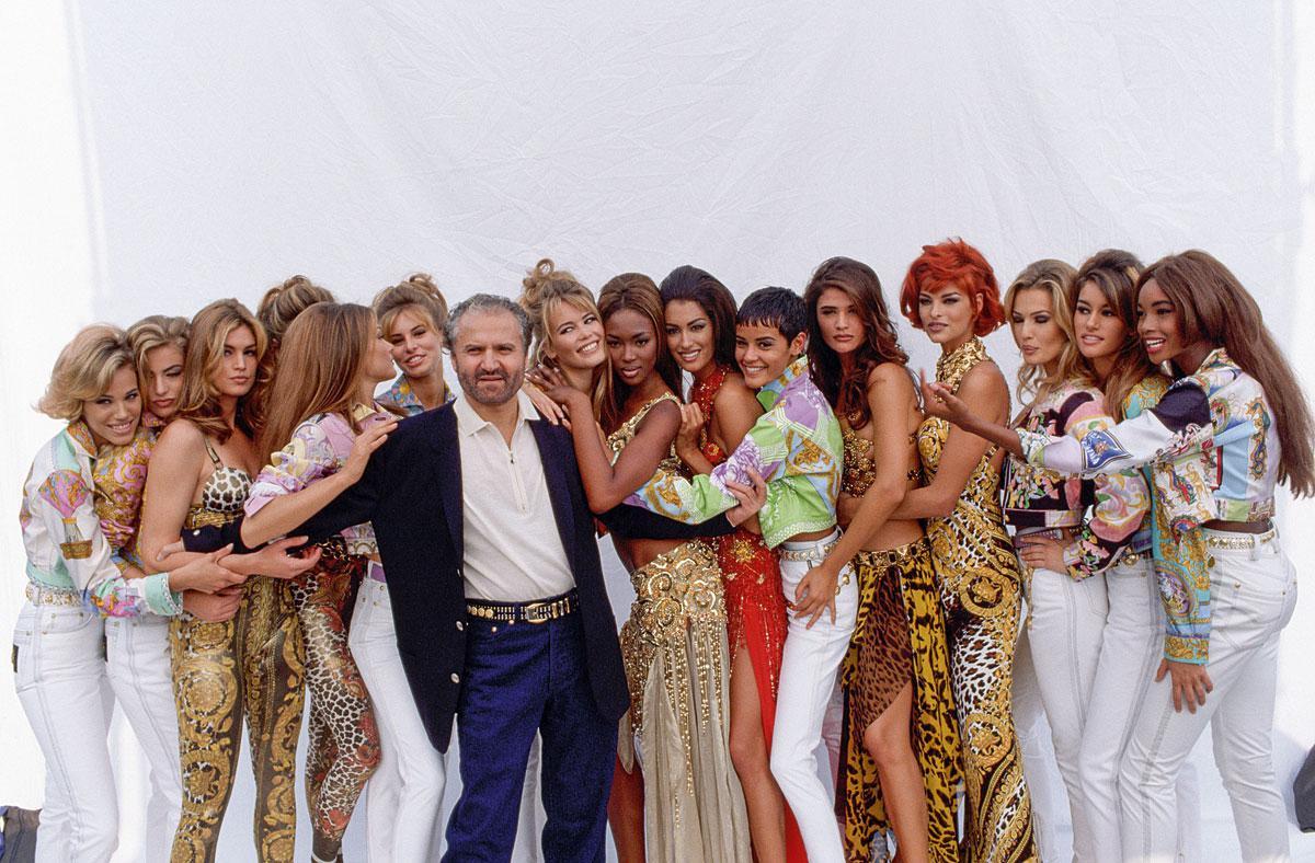 Gianni Versace met ‘zijn’ supermodellen in de lente-zomercollectie van 1991.