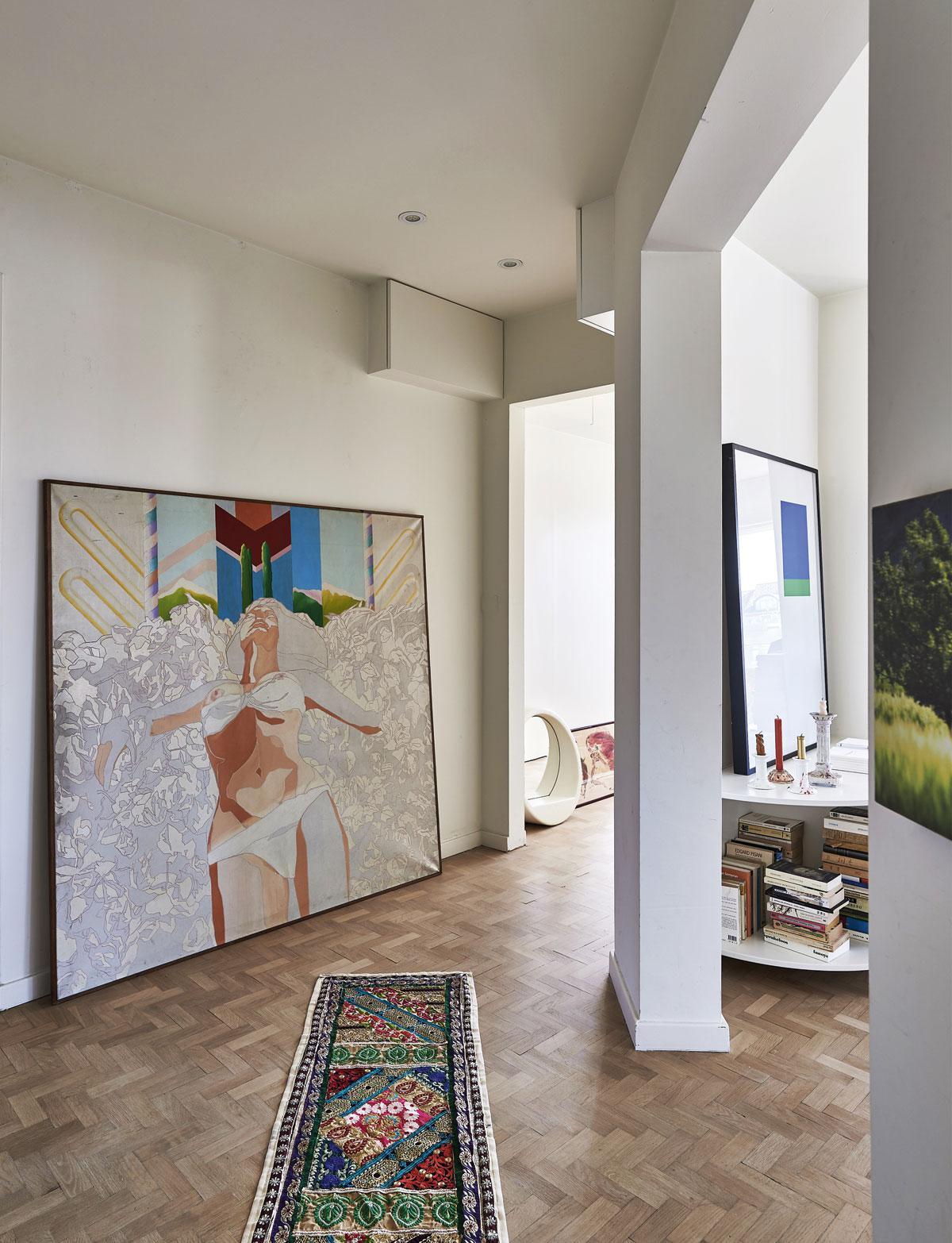 Boeken en kunst zijn omnipresent in Staelens’ appartement. De baadster is van Frank Liefooghe, het minimalistische werk in groen en blauw is van Stijn Cole.