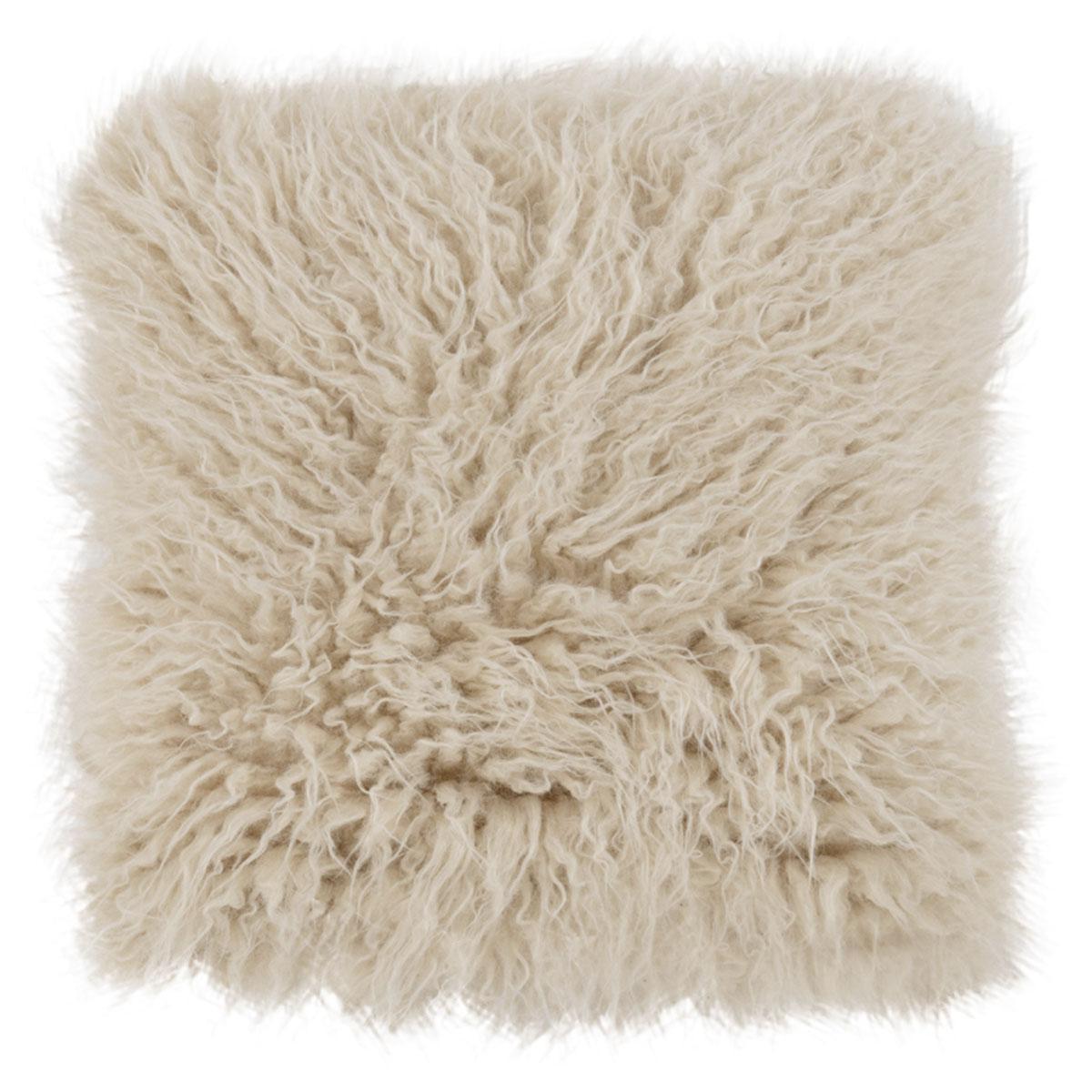 Housse de coussin à poil fluffly recyclable, Maisons du monde, 19,99 euros. maisonsdumonde.com