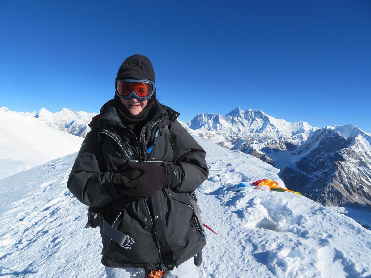 Carine Priem op de top van de Mera Peak. “Iedereen heeft het altijd over de beklimming, maar ook de afdaling is niet te onderschatten.”