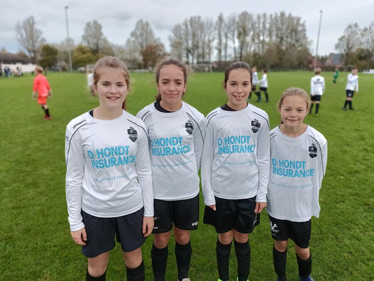 De vier U11-meisjes van KFC Damme met v.l.n.r. Manon Cattoor (°2011), Marie Deblieck (°2011), Kato Vanderostyne (°2011) en Colette Lagace (°2012).