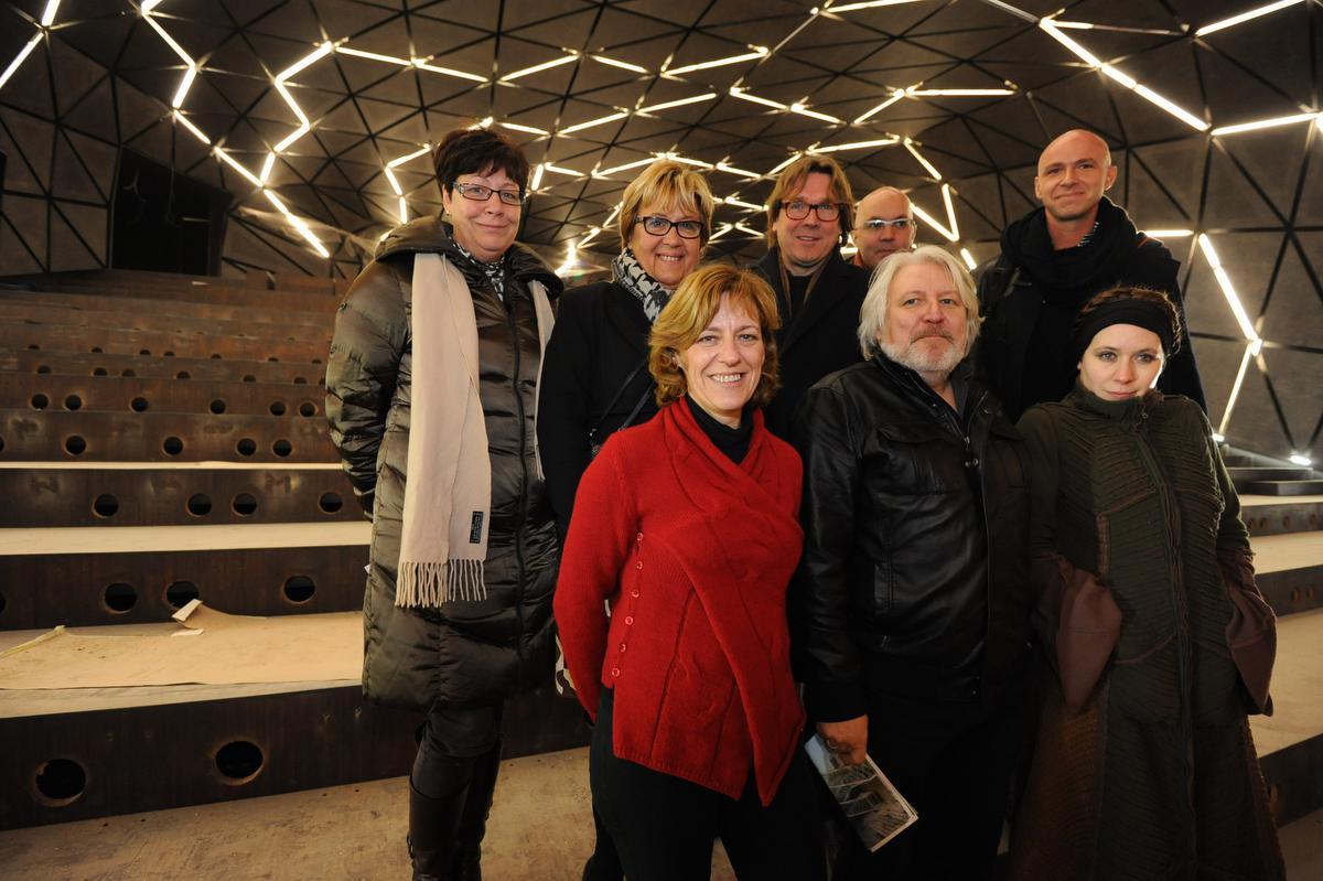 De Grote Post kort voor de opening. De stoeltjes in de grote zaal zijn nog niet geïnstalleerd. We zien vooraan v.l.n.r. toenmalig Cultuurschepen Nancy Bourgoignie, muziekprogrammator Serge Feys en programmator podiumkunsten Liv Laveyne. Achteraan v.l.n.r. toenmalig directeur cultuur bij de stad Martine Meire, schepen Martine Lesaffre, directeur Stefan Tanghe, Jan Goossens van de Brusselse KVS, die tijdelijk de podiumprogrammering opvolgde, en architect Dirk Engelen.