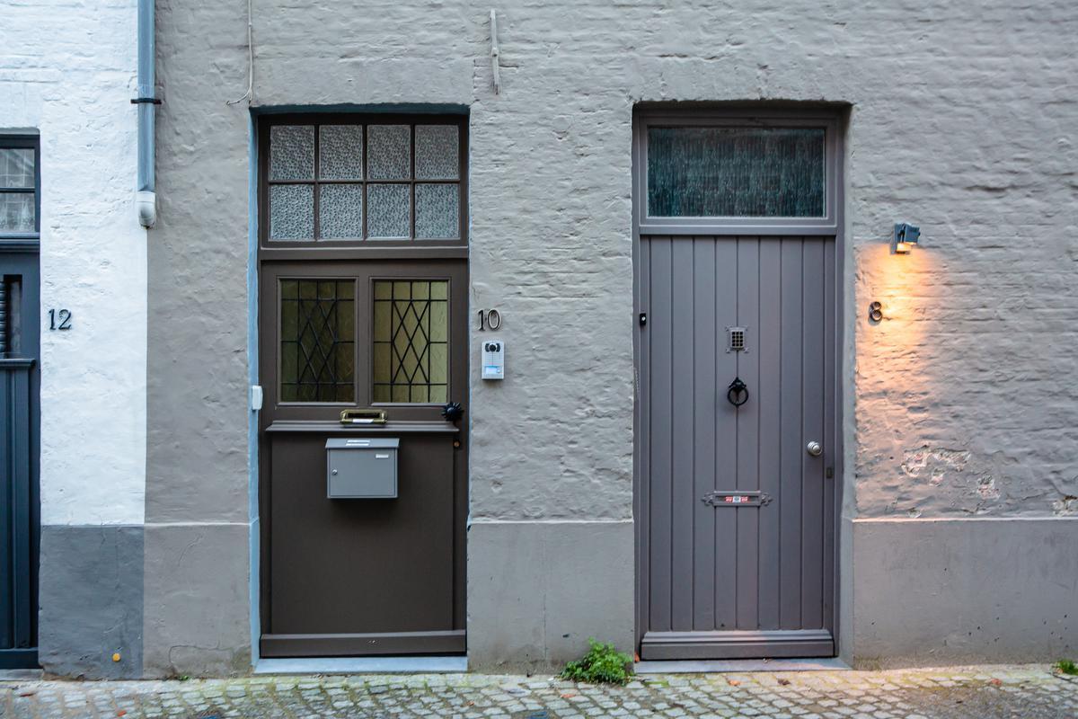 Woning nummer 10 lijkt uit slechts één deur te bestaan.