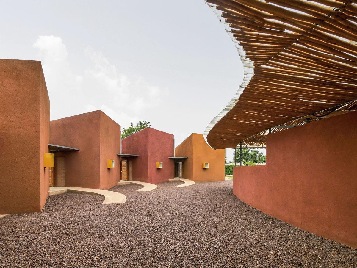Het Surgical Clinic and Health Centre in Léo in Burkina Faso, een ontwerp van Francis Diébédo Kéré.