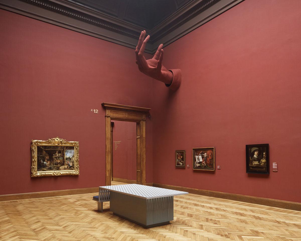 Coppens bedacht voor het KMSKA tien kunstwerken die kinderen bij de schilderijen betrekken, zoals de gigantische rode hand die uit de muur komt.