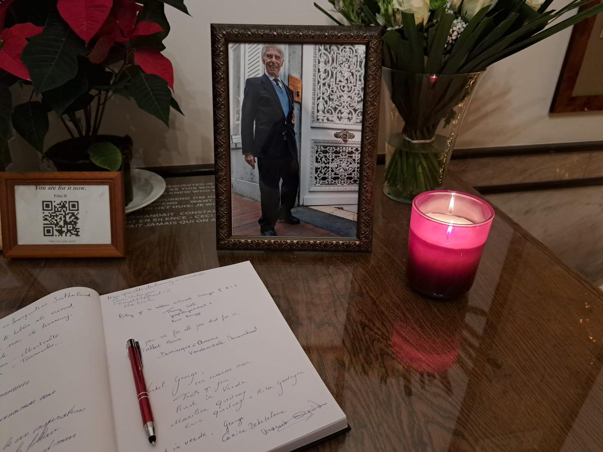 In de hal van het Talbot House ligt een rouwregister voor al zijn vrienden om een boodschap na te laten