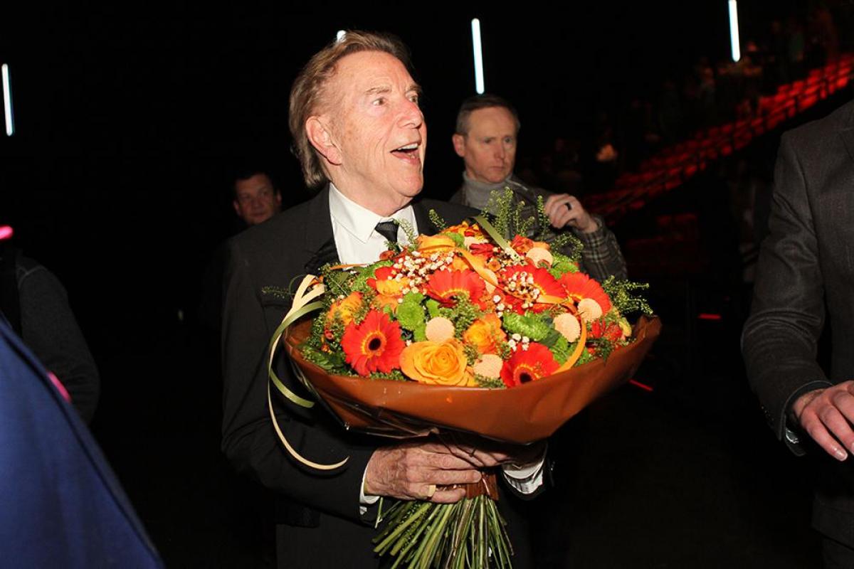 Will Tura ontving bloemen uit handen van Gert Verhulst.