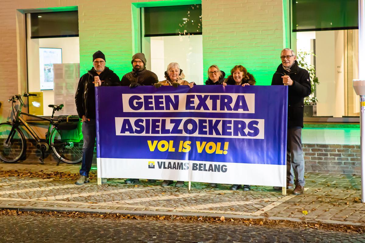 De Jabbeekse afdeling van het Vlaams Belang protesteerde tegen de komst van het nookamp voor vluchtelingen.