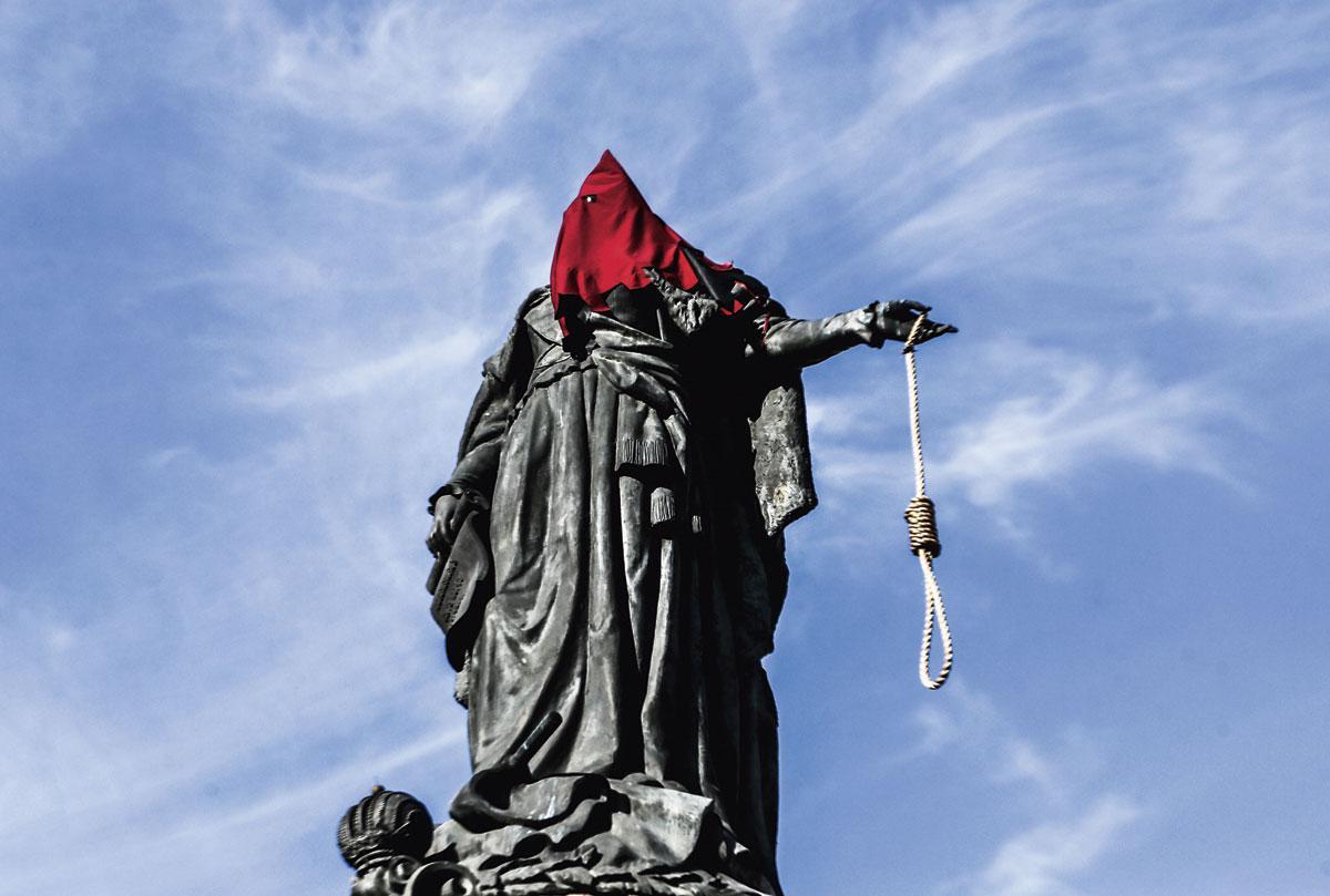 Na de decommunisatie, de derussificatie: in Odessa maken Oekraïners komaf met het beeld van Katarina de Grote.