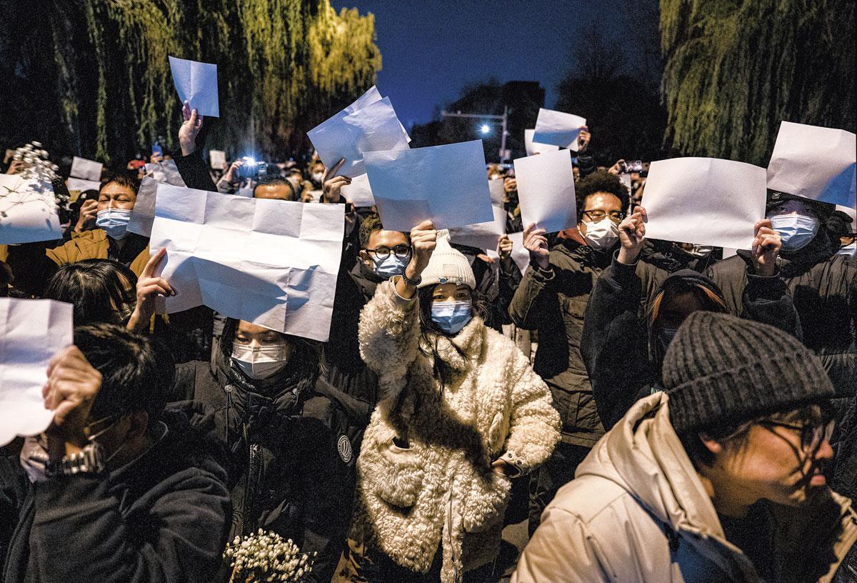 In verschillende Chinese steden ontstond eind november protest tegen het zerocovidbeleid. Betogers hielden witte pancartes op als symbool voor hun gebrek aan vrije meningsuiting.