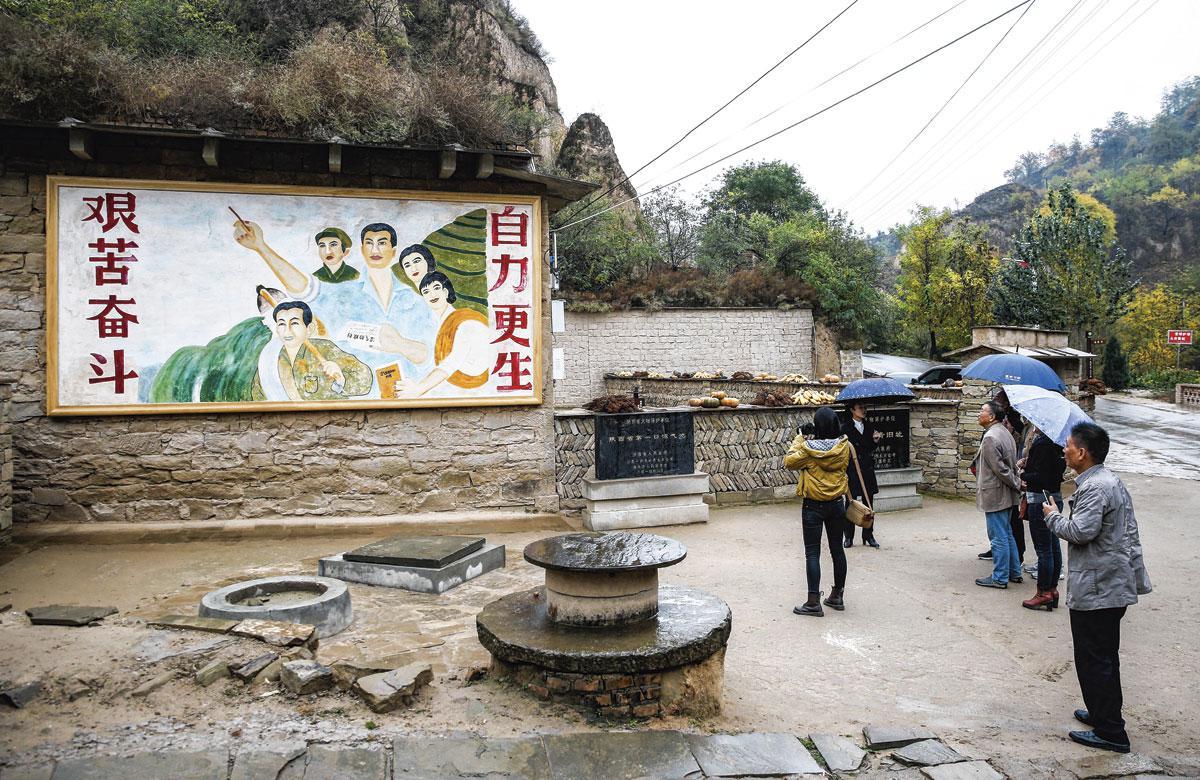 Toeristen bezoeken Liangjiahe, een boerendorp waar Xi tijdens de Culturele Revolutie jaren in een grot leefde.