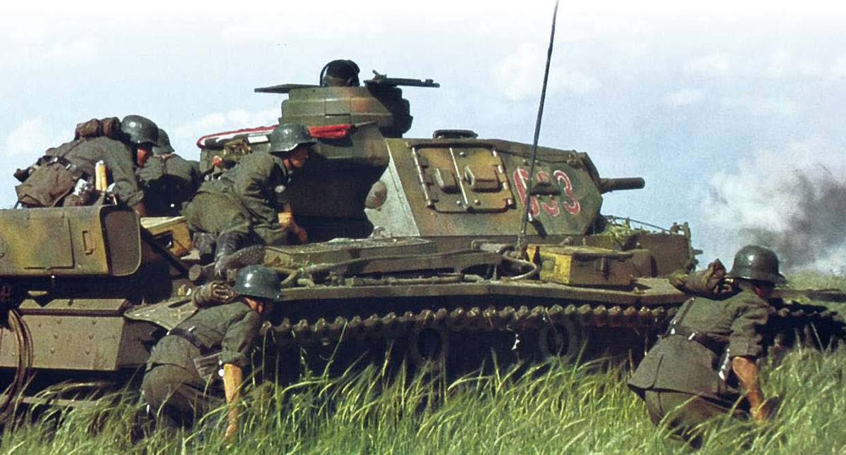 Een Duitse tank van het type III rukt op, begeleid door infanteristen. Deze tank vormde in 1941 de ruggengraat van de Duitse cavalerie.