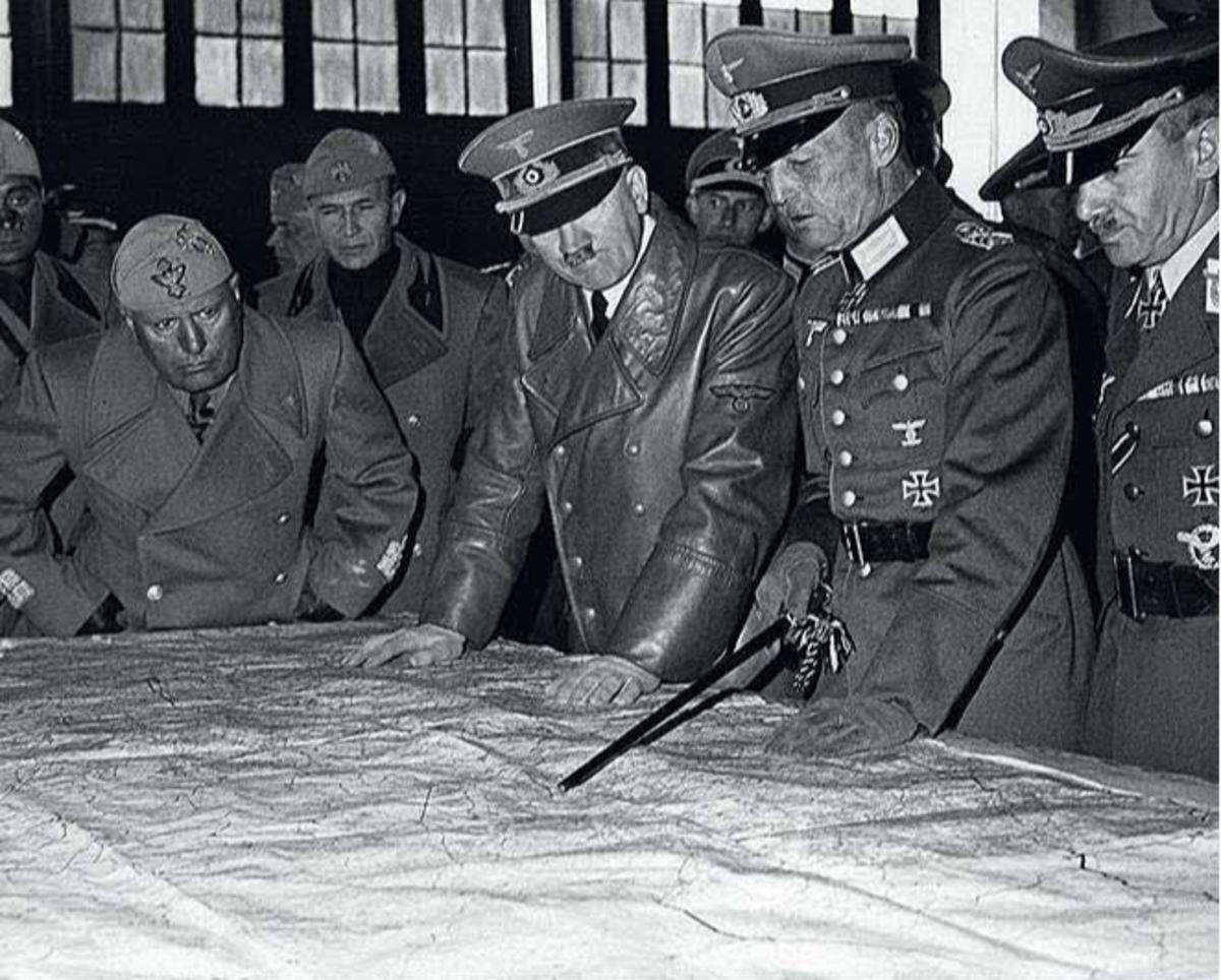 De Italiaanse dictator Mussolini (L.) met Hitler tijdens een stafbespreking in Oekraïne op 28 augustus 1941.