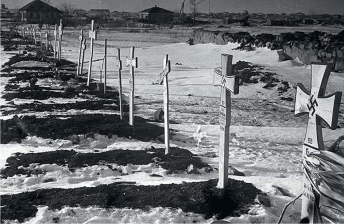 In vreemde aarde Soldatenkerkhof bij Stalingrad. Aan het begin van de slag was een fatsoenlijke begrafenis nog mogelijk.