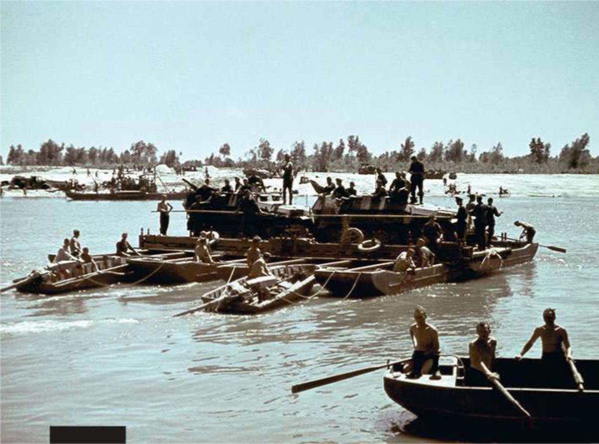 De Don Infanteriegevechtsvoertuigen steken augustus 1942 de rivier over op een pontonveer. Het Zesde Leger heeft de laatste hindernis voor Stalingrad genomen.