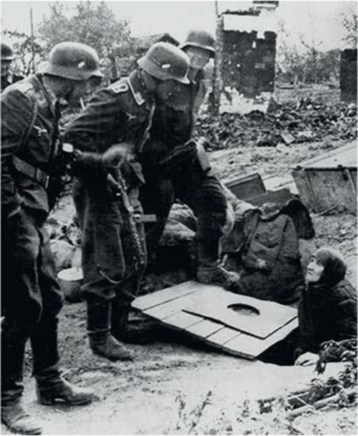 Ontdekt Duitse soldaten vinden de schuilplaats van een oude vrouw.
