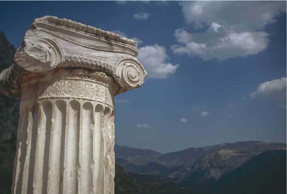 Ionische kapitelen zijn rijkelijk van krullende elementen voorzien, zoals deze te Delphi, 5de eeuw v. Chr. en Werelderfgoed. (Getty Images)