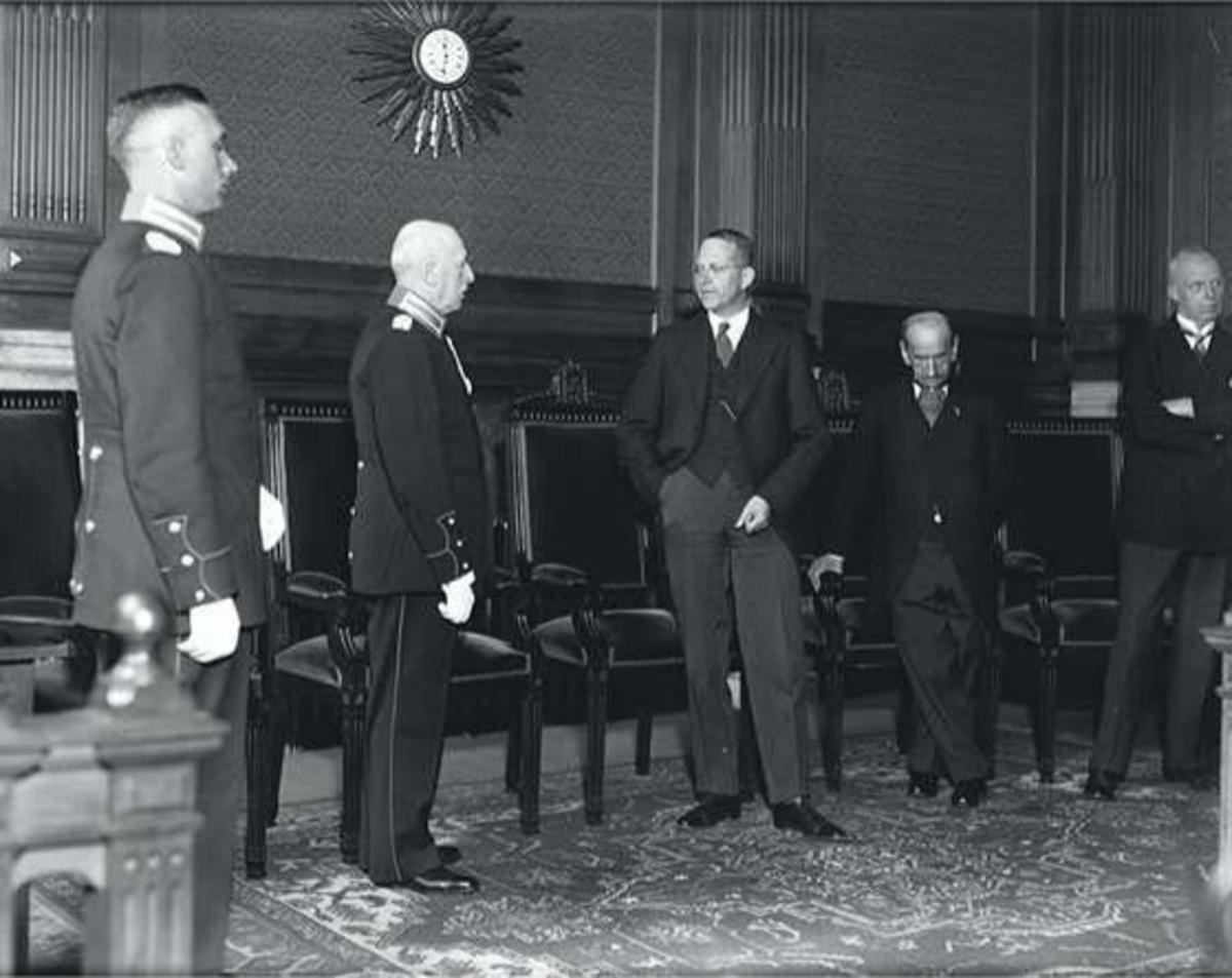 Speyart van Woerden (midden) was als procureur-generaal ook verantwoordelijk voor de opsporingsdiensten. Hier zwaait hij in 1936 districtscommandant Diekhoff van de rijksveldwacht uit. (Fotopersbureau Het Zuiden, Erfgoed ’s-Hertogenbosch)