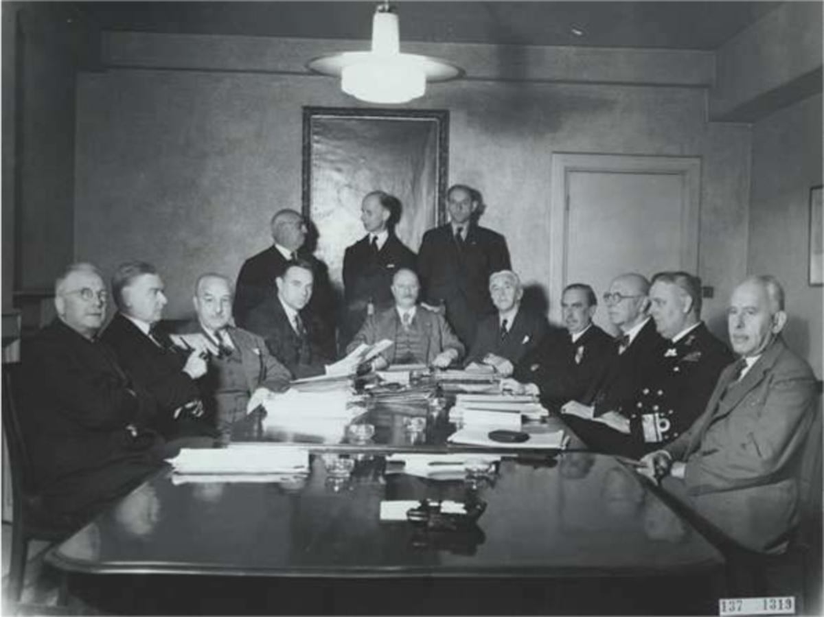 Premier Gerbrandy met zijn ministersploeg in 1944. Achter hem staande rechts minister Van Heuven Goedhart van Justitie. (Fotocollectie Rijksvoorlichtingsdienst/Nationaal Archief)