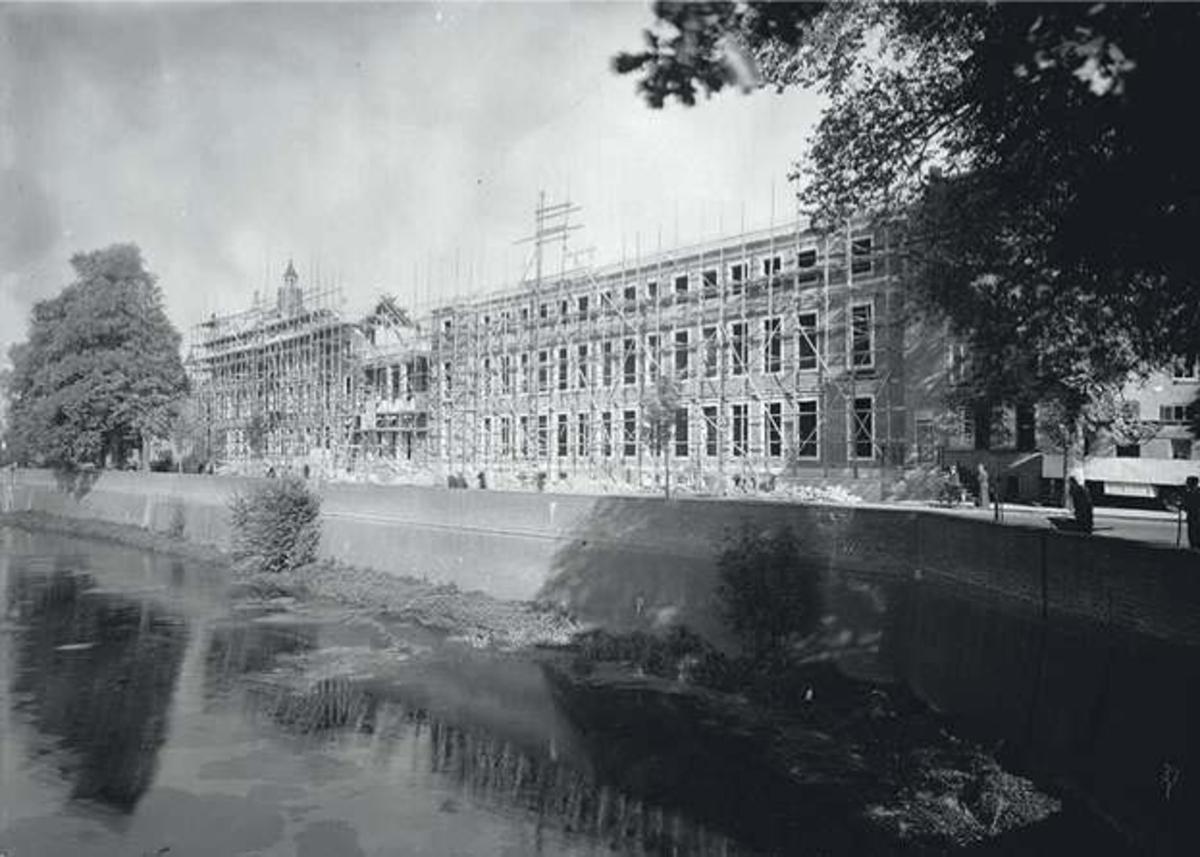 Het zwaar getroffen Bossche Paleis van Justitie tijdens de restauratie na de oorlog. (Fotopersbureau Het Zuiden, Erfgoed ’s-Hertogenbosch)