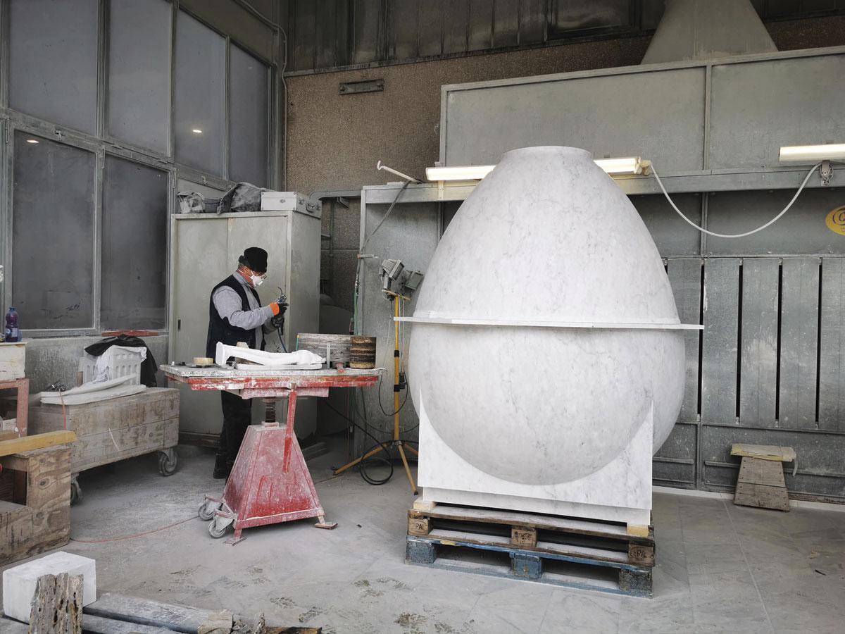 Cinq mois ont été nécessaires pour façonner les deux amphores ovoïdes en marbre de deux tonnes chacune pour une contenance de 17,6 hectolitres.