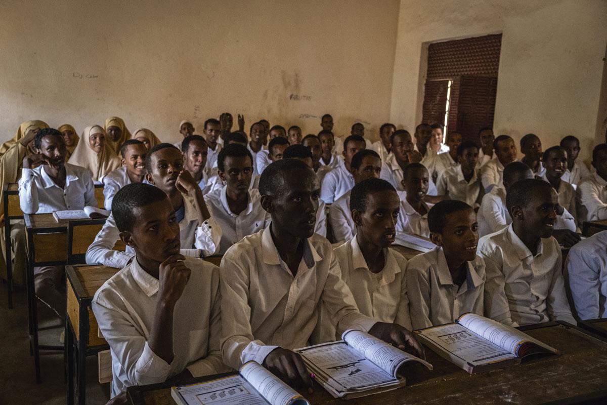 Un cours dispensé dans une école de Baidoa. Pour beaucoup de parents ayant tout perdu en raison de la sécheresse, l’éducation est la seule perspective de progrès pour leurs enfants.