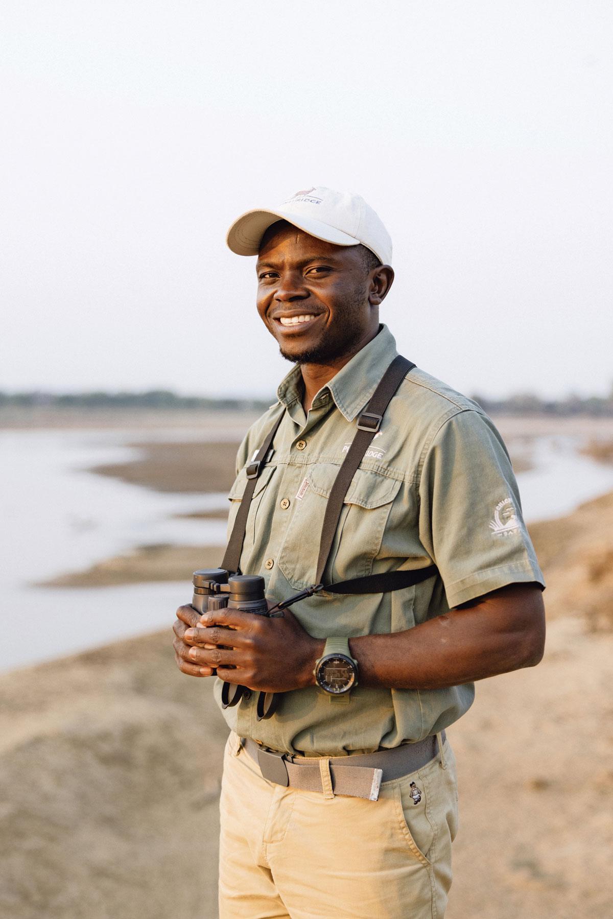 L'équipe de guides du Chiawa Camp, élue meilleure d'Afrique, compte aujourd'hui une majorité d'autochtones, dont Christopher Farao, depuis 22 ans.