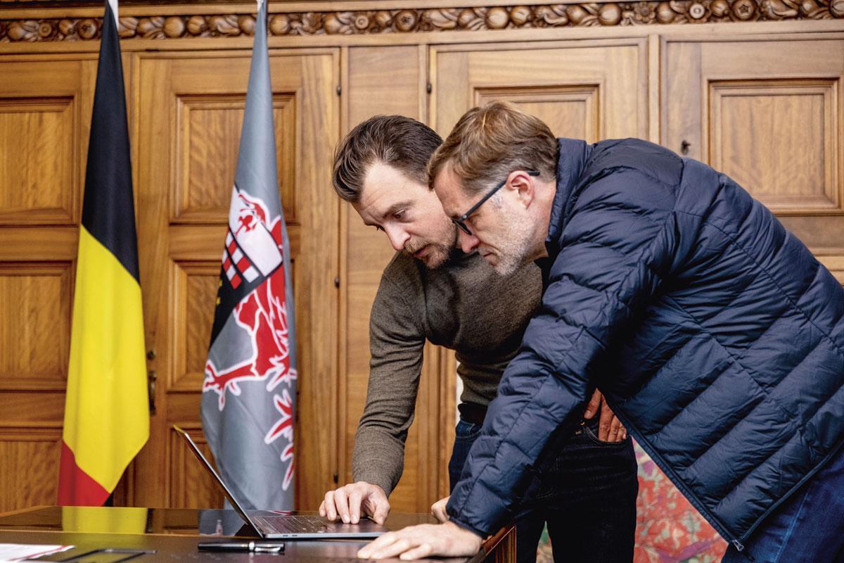 A l'hôtel de ville, avec un bodywarmer et un collègue.