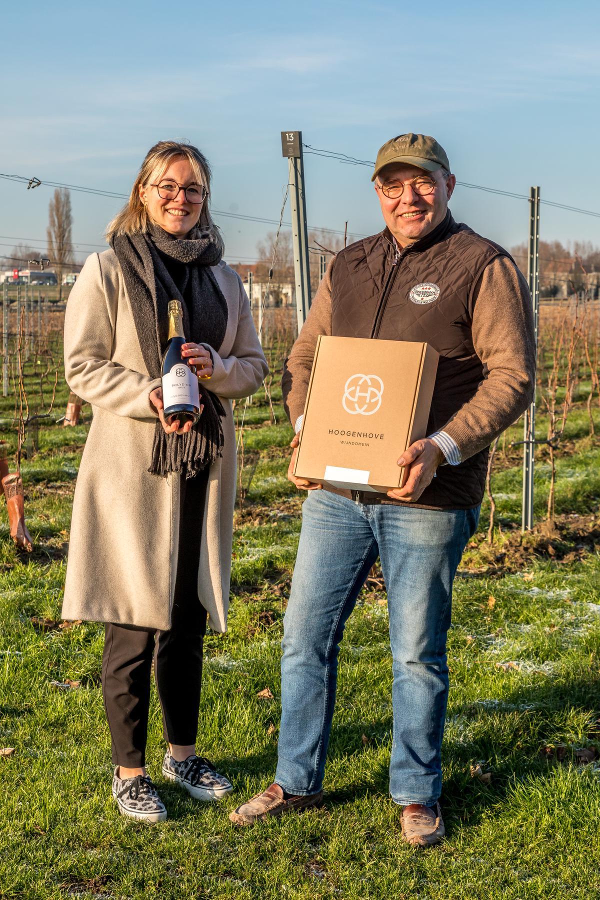 Michelle en Hans Everaert presenteren temidden de wijnranken hun eerste schuimwijn.