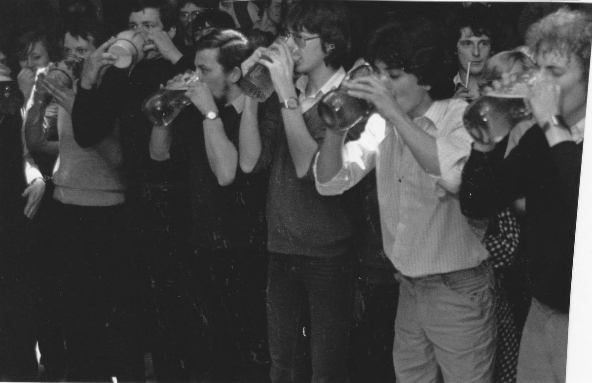 De bierkannen waren populair in dancing Olympia, maar hier lijken deze jongeluik wel erg gehaast om ze uit te drinken.