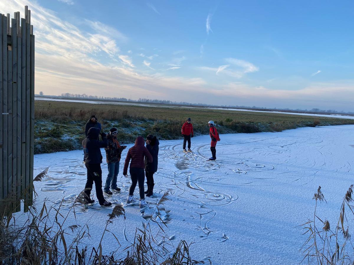 Enkelingen zoeken het schaatsplezier op bij de verdronken weides van het natuurgebied De Blankaart in Diksmuide.