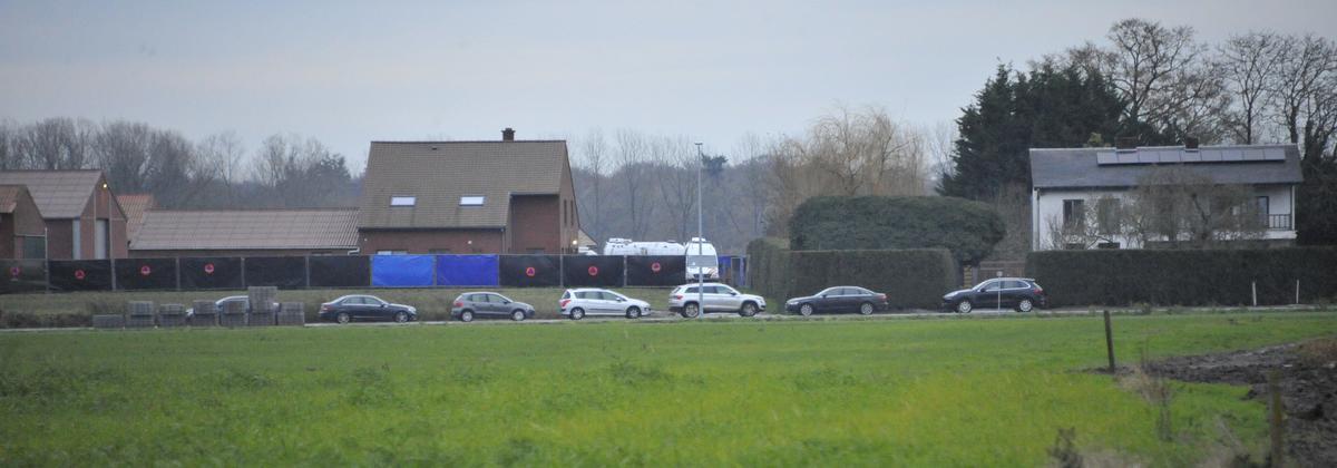 De boerderij waar het gebeurde, is afgezet met schermen.