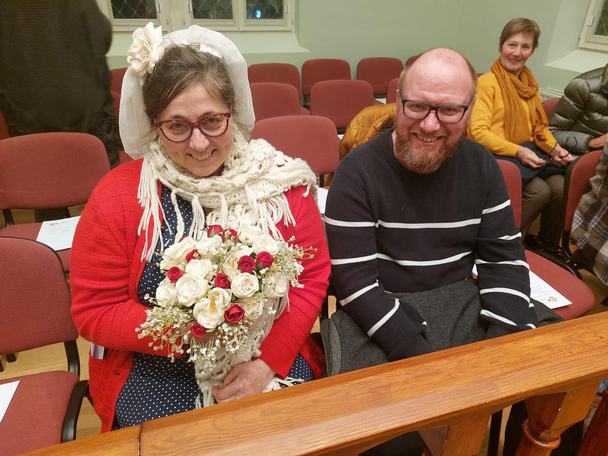 Sylvia Konior, bekend van Bake Off, toonde zich hier (aan de zijde van een goede vriend) de gewillige bruid voor een huwelijk met de gemeente Wingene.