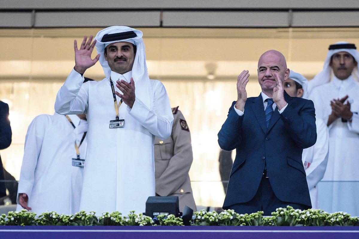 De emir van Qatar krijgt de handen van Gianni Infantino op elkaar.