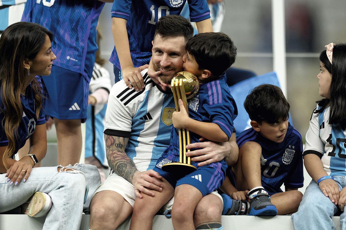 Messi krijgt een kus van zijn jongste zoontje Ciro. Antonella Roccuzzo ziet dat het goed is.