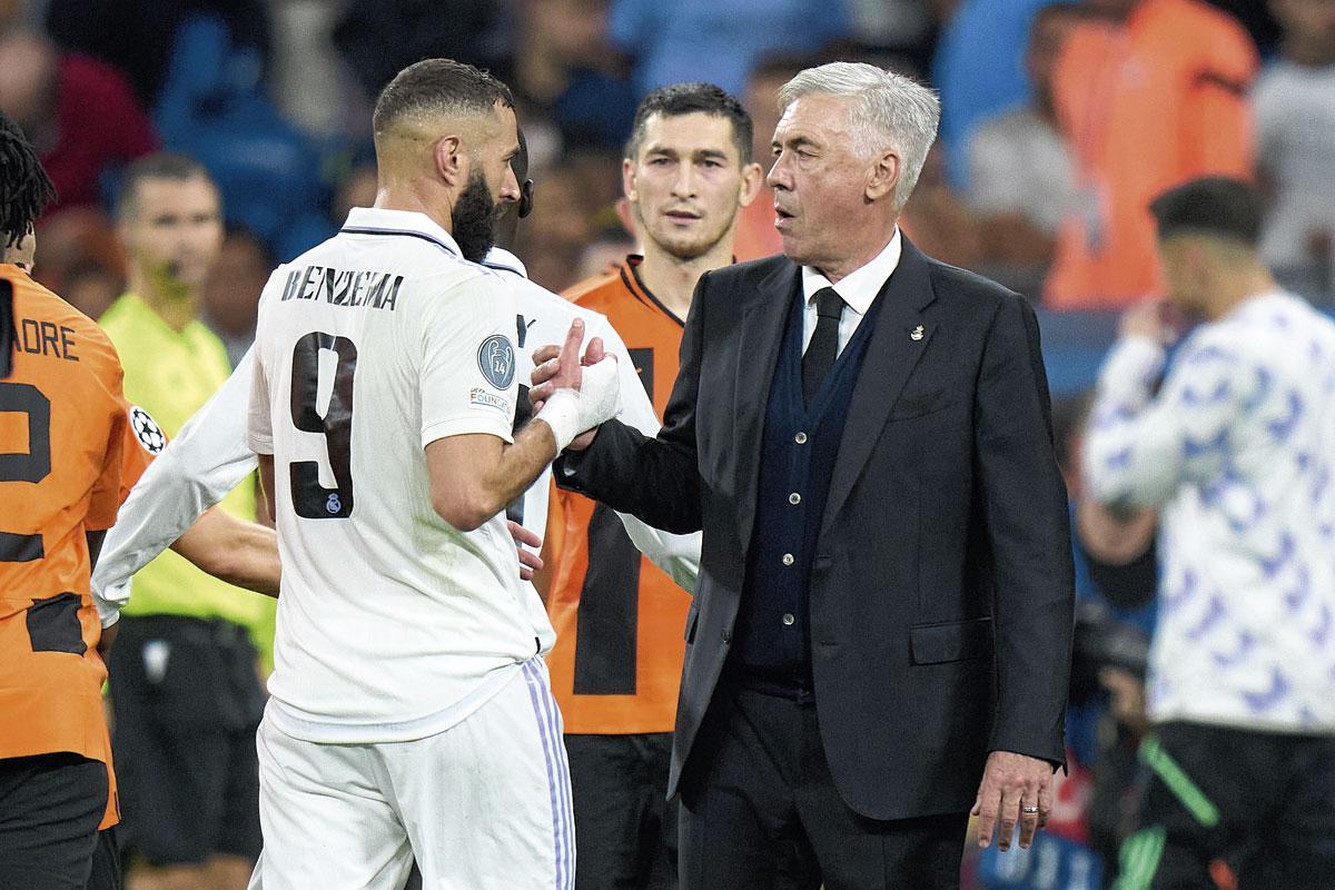 Carlo Ancelotti, hier met Karim Benzema, schudde bij Real zijn oubollige imago van zich af.