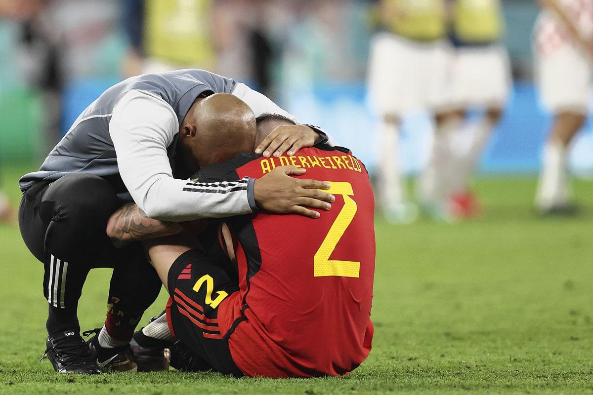 Na de uitschakeling op het WK in Qatar wordt Toby Alderweireld getroost door Thierry Henry.