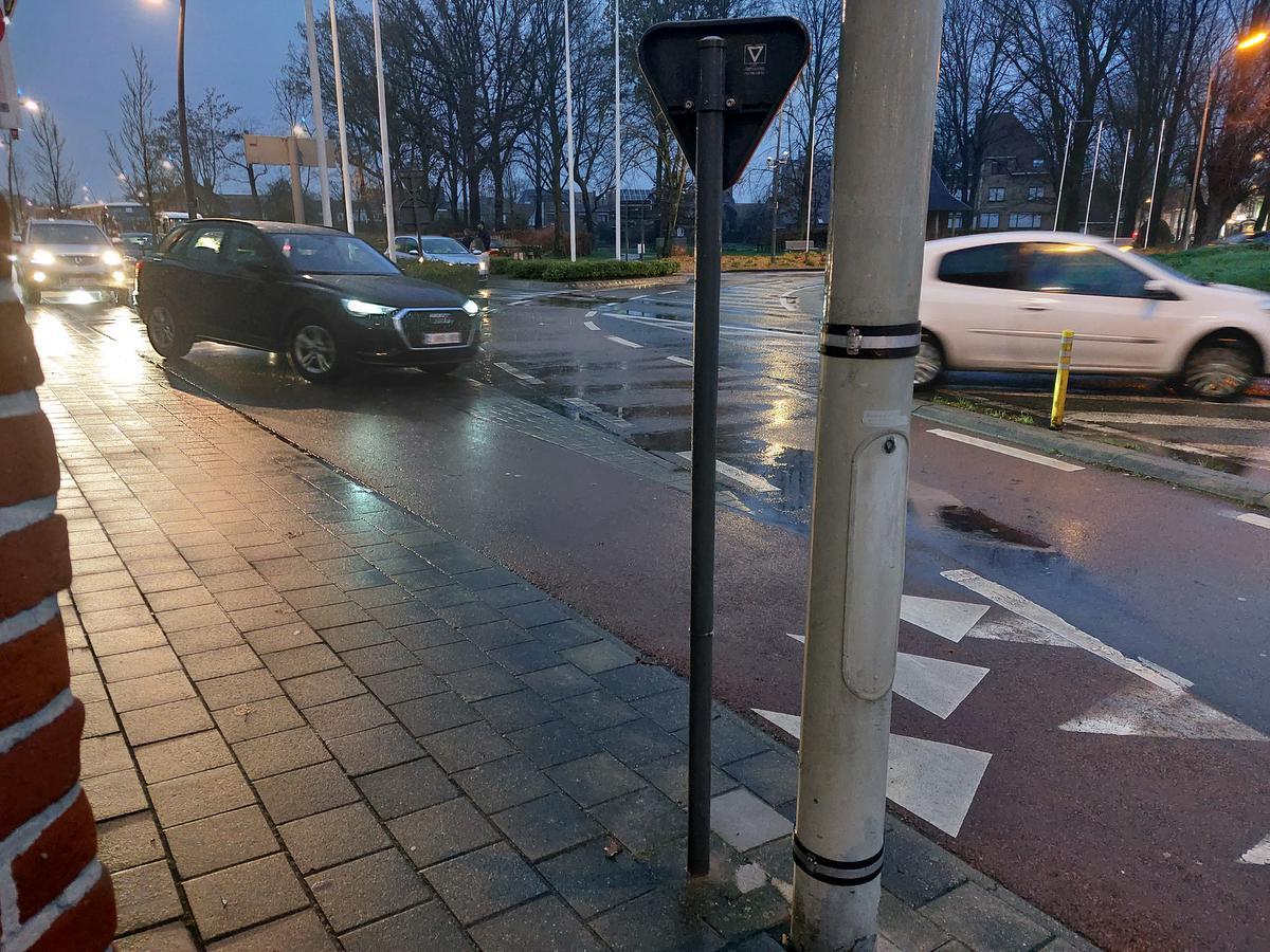 De auto's begonnen zich op de duur over het voet- en fietspad te rijden om verderop op de rotonde te rijden.