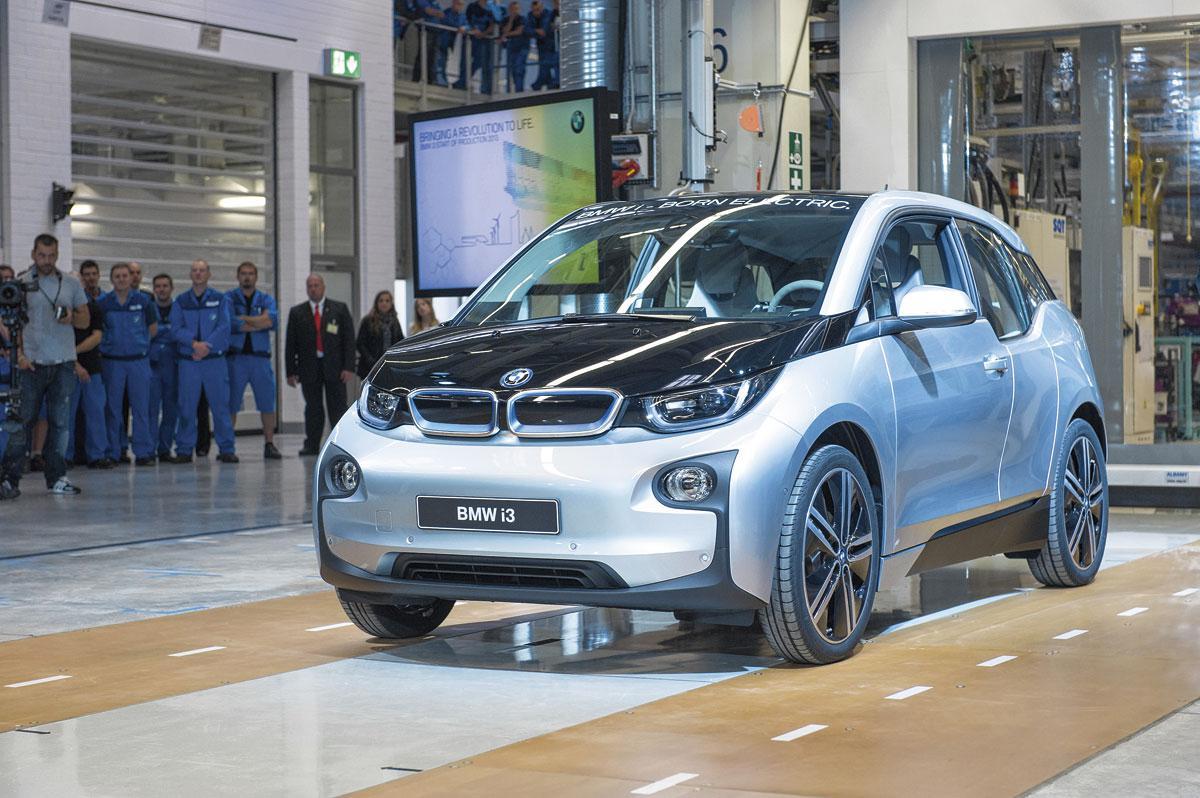 La BMW i3 électrique, en fibre de carbone, lors de sa sortie d’usine en 2013.