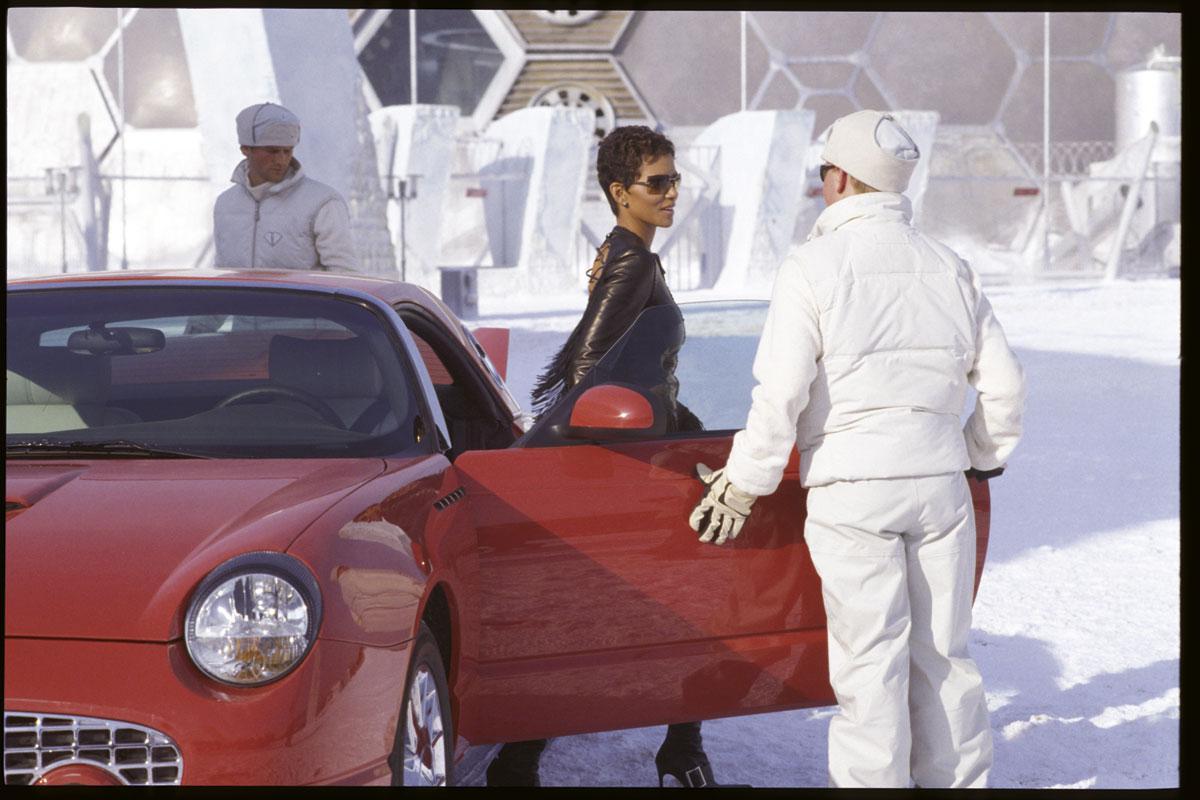 Halle Berry et sa Ford Thunderbird, dans Die Another Day.