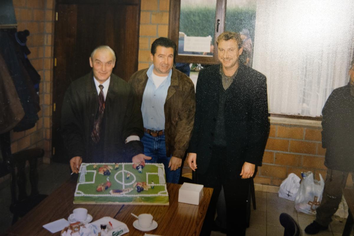 Daniel Rotsaert, voormalig voorzitter Hugo Dekeyzer en Ivan Vermeulen. “Dat was een taart voor de verjaardag van Hugo. Ik ben er nog in geslaagd om die taart te laten vallen op het voetbalveld. Omgekeerd! Weg taart dus”, lacht Ivan.
