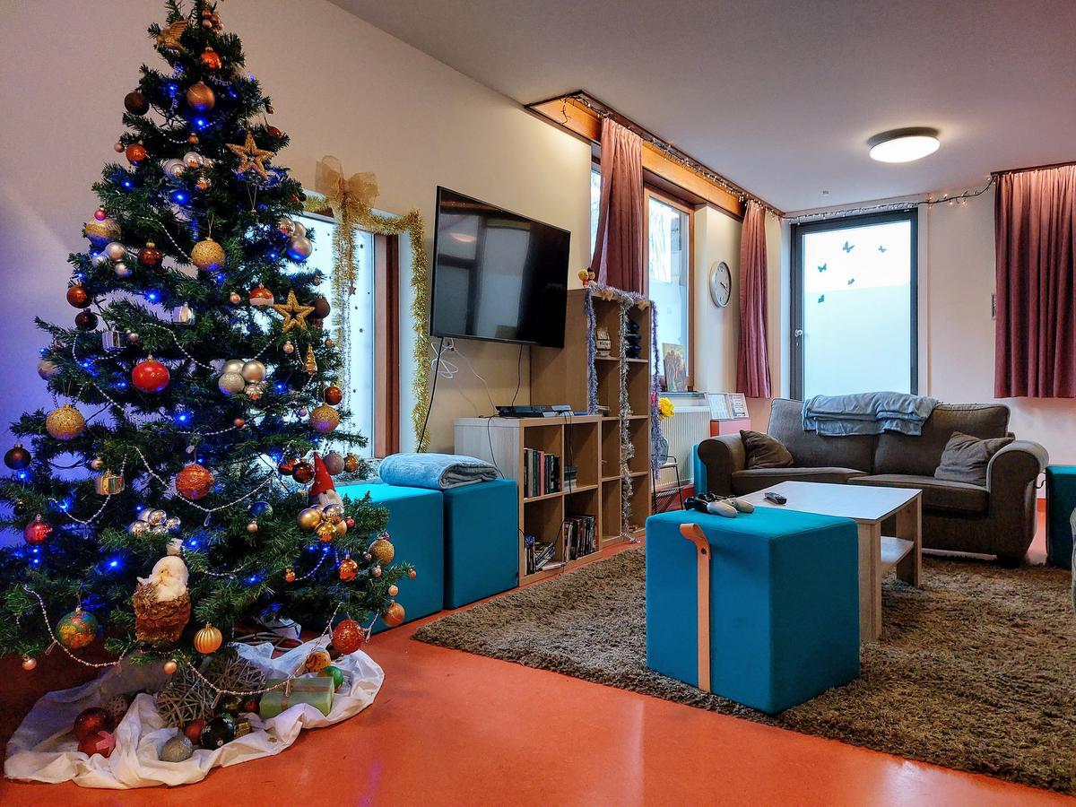 Zo ziet de woonkamer van een leefgroep eruit, in deze kersttijd.