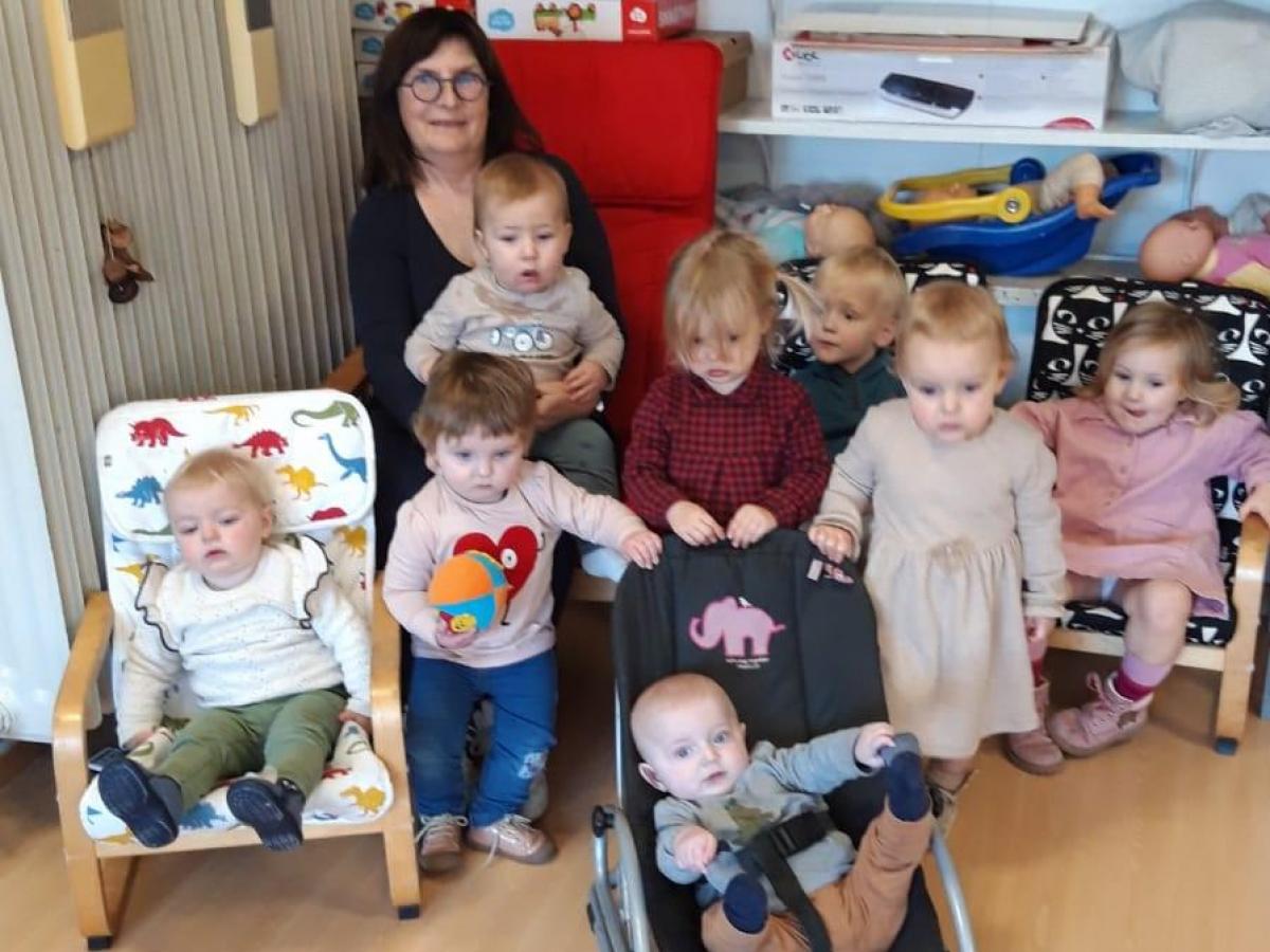 Onthaalmoeder Dorine met haar acht kindjes.