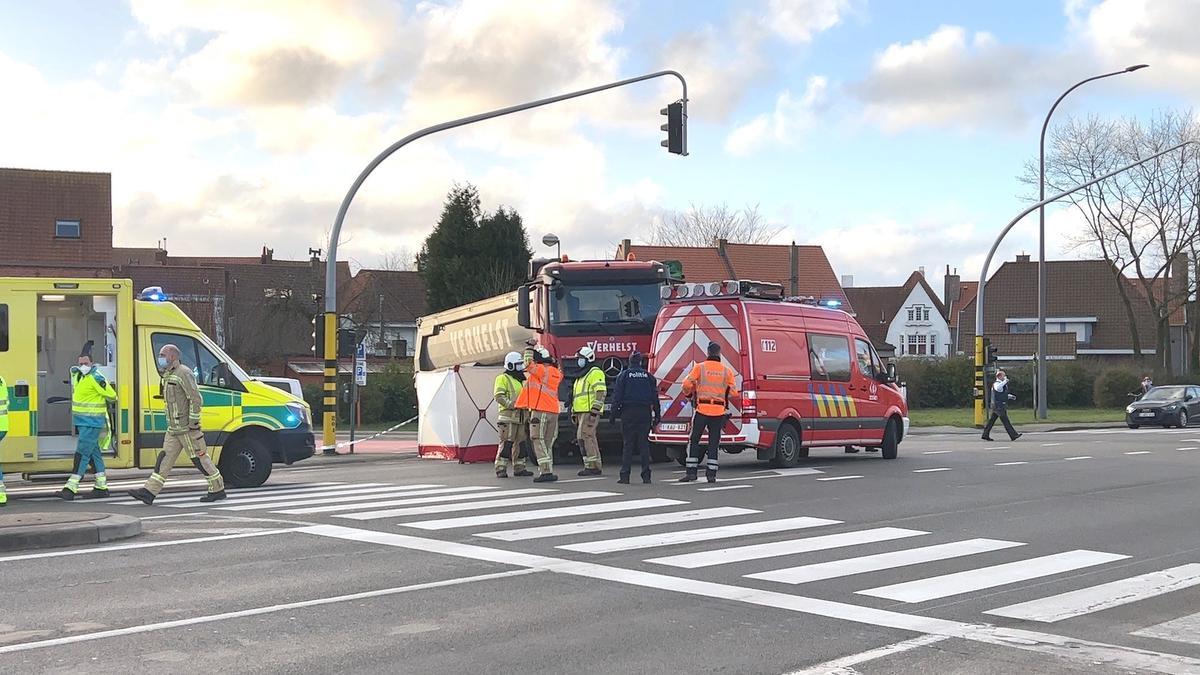 Bij een dodehoekongeval aan de Gentpoort sterft een vrouw.