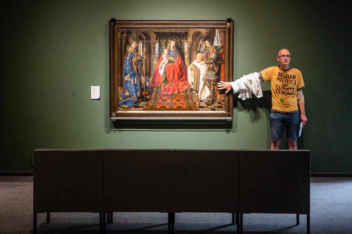 Klimaatactivist Wouter Mouton kleefde zich vast aan een schilderij van Jan Van Eyck. (foto DC)