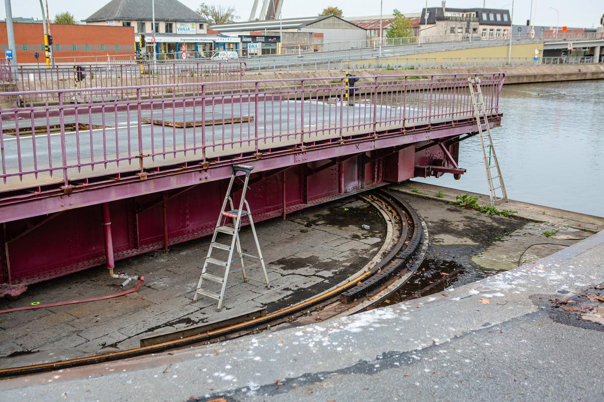 De 104 jaar oude Krakelebrug werd aangevaren.