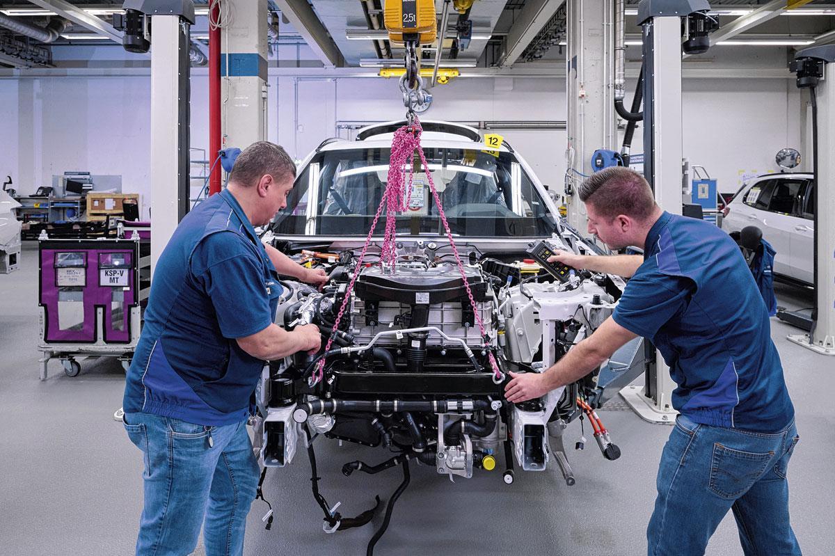 BMW Group start met de productie van de BMW iX5 Hydrogen in kleine series.