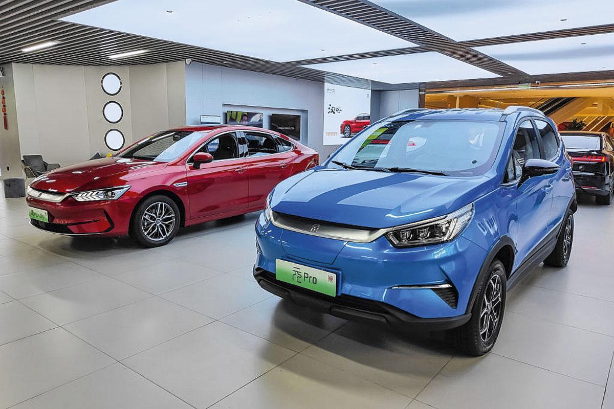 Nieuwe elektrische voertuigen in een BYD-showroom in Shanghai, China.