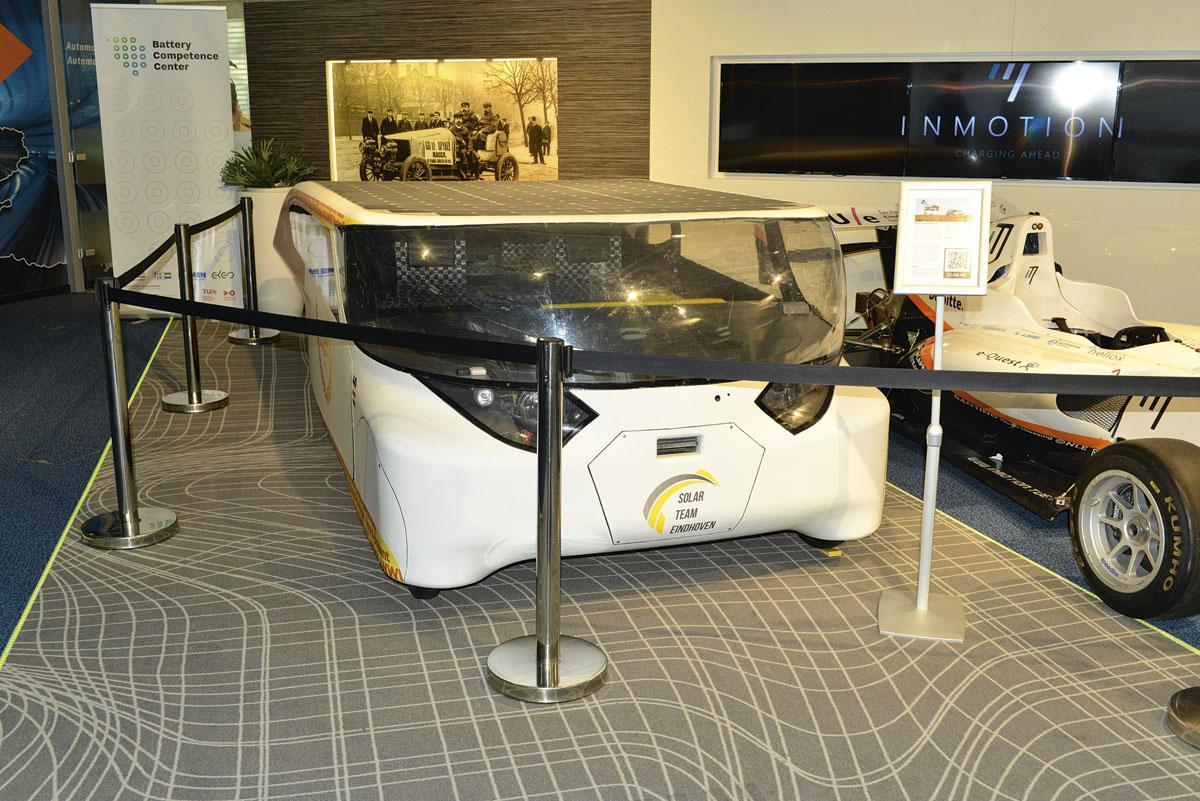 De winnende auto van het Solar Team uit 2013